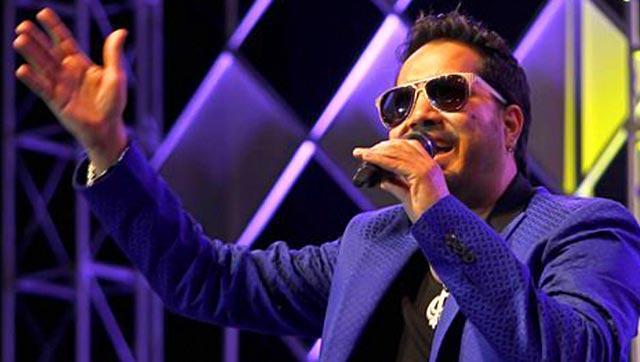The ‘Mauja Hi Mauja’ singer also gifted his expensive watch to a show contestant and has promised to gift a bike to contestant Deepak, if he makes it to the top 12. (HT Photo) The ‘Mauja Hi Mauja’ singer also gifted his expensive watch to a show contestant and has promised to gift a bike to contestant Deepak, if he makes it to the top 12. (HT Photo)
