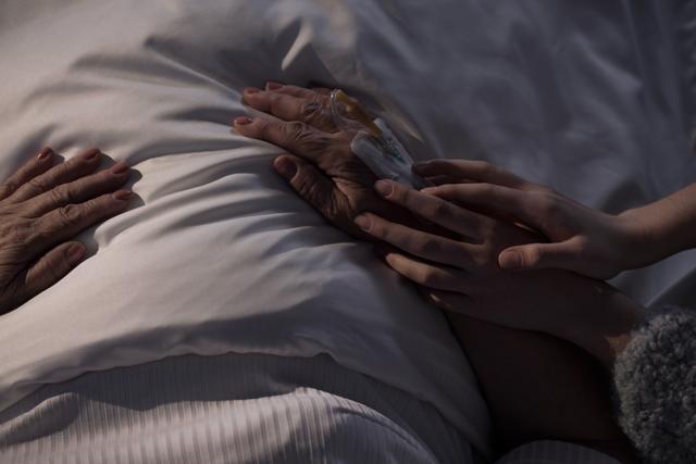 A new research suggests that good home hospice care does not shorten patient life. On the contrary, it may achieve longer survival. (Shutterstock)