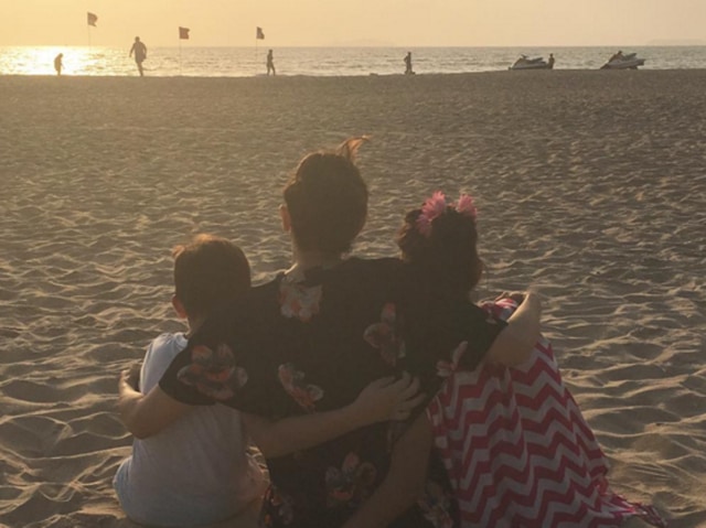 Asked about Arjun Kapoor about her favourite Ki and Ka, Karisma Kapoor shared this picture with her son and daughter. (Instagram)