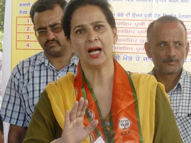 Navjot Kaur Sidhu, chief parliamentary secretary, at a public meeting at Verka in Amritsar on Monday.(HT Photo) Navjot Kaur Sidhu, chief parliamentary secretary, at a public meeting at Verka in Amritsar on Monday.(HT Photo)