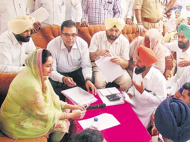 Union minister of food processing and Hoshiarpur MP Harsimrat Kaur Badal addressing a gathering during a sangat darshan at a village in Bathinda on Sunday. (HT Photo) Union minister of food processing and Hoshiarpur MP Harsimrat Kaur Badal addressing a gathering during a sangat darshan at a village in Bathinda on Sunday. (HT Photo)