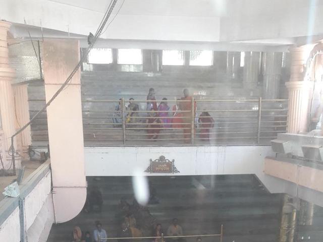 The hall outside the sanctum sanctorum where devotees sit during the bhasma aarti. (HT file photo) The hall outside the sanctum sanctorum where devotees sit during the bhasma aarti. (HT file photo)