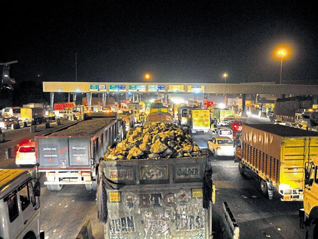 The cost of man hours lost yearly because of waiting at the toll plaza is approximately Rs 579 crore for 10 minutes, as per the study. (Abhinav Saha/ HT photo) The cost of man hours lost yearly because of waiting at the toll plaza is approximately Rs 579 crore for 10 minutes, as per the study. (Abhinav Saha/ HT photo)