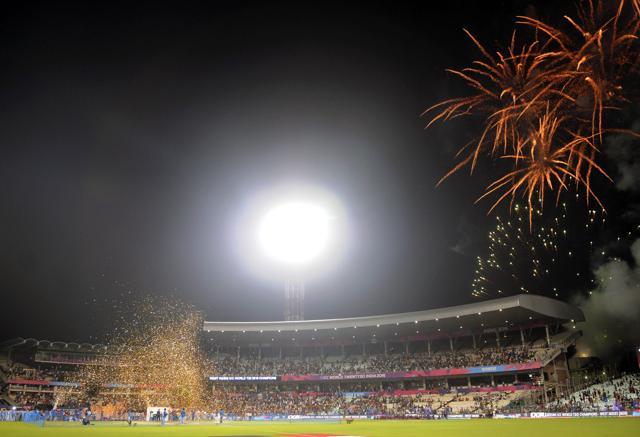The crowd at Eden Gardens was vociferous in its support for both teams. (Ashok Nath Dey/HT Photo) The crowd at Eden Gardens was vociferous in its support for both teams. (Ashok Nath Dey/HT Photo)