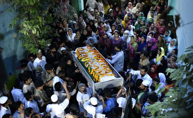 NIA officer Mohammed Tanzil's body was brought to his residence in Delh on Sunday. (Arun Sharma/HT Photo) NIA officer Mohammed Tanzil's body was brought to his residence in Delh on Sunday. (Arun Sharma/HT Photo)