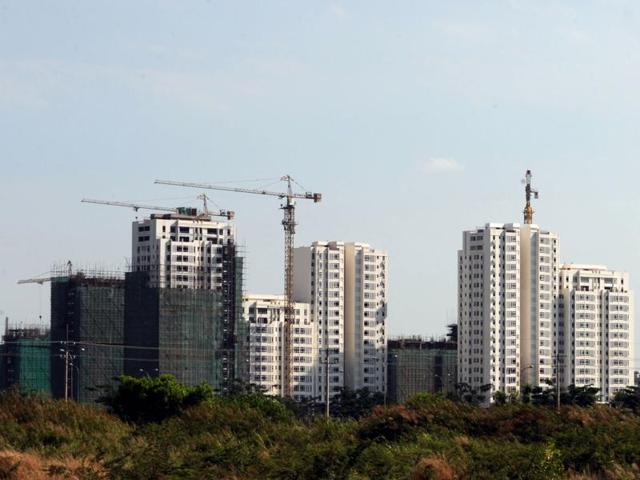 A residential project underway on Gurgoan Express. Small builders are looking for bailouts, and their big brethren are not averse to picking up viable projects cheap. Either way, the consumer profits.(HT File Photo)