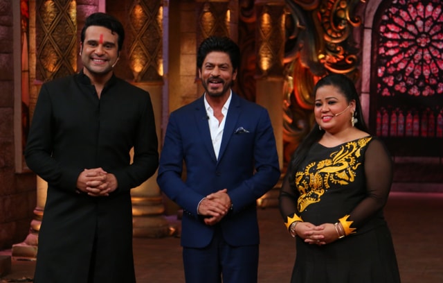 Shah Rukh Khan with Krushna and Bharti.