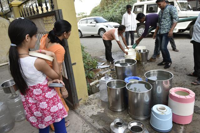 People fill up all their utensils to ensure they have enough water throughout the week. (Arijit Sen/HT) People fill up all their utensils to ensure they have enough water throughout the week. (Arijit Sen/HT)
