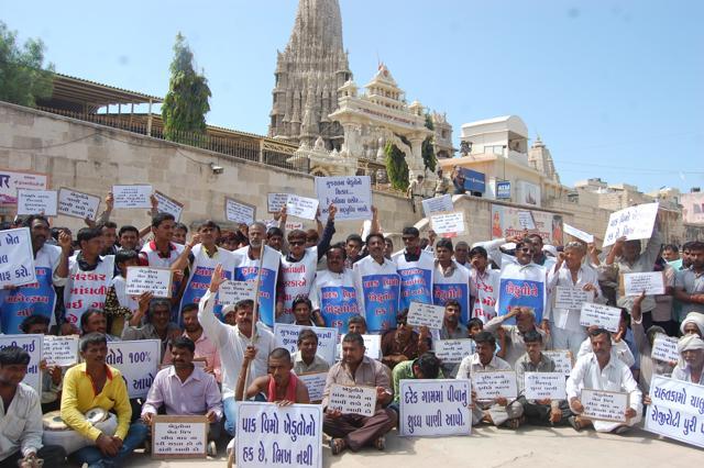 Congress workers held a rally to Jagatmandir in Dwaraka where they submitted a memorandum of 10 points to Lord Krishna, demanding measures from the state government to deal with the drought-affected regions. (HT Photo)