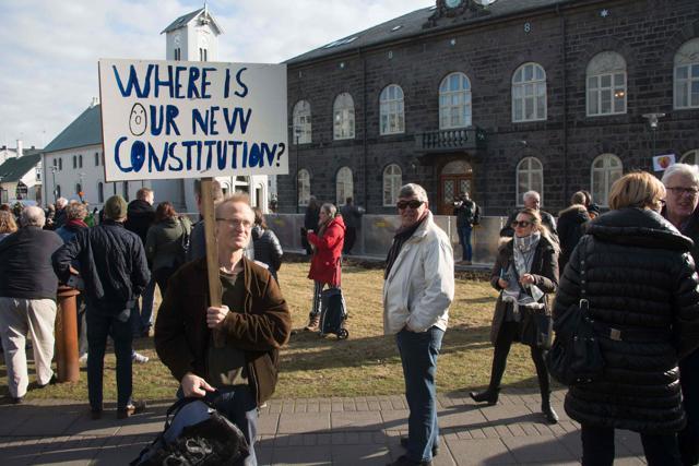 People protest against Iceland’s Prime Minister Sigmundur David Gunnlaugsson outside parliament in Reykjavik, Iceland. (AFP Photo) People protest against Iceland’s Prime Minister Sigmundur David Gunnlaugsson outside parliament in Reykjavik, Iceland. (AFP Photo)