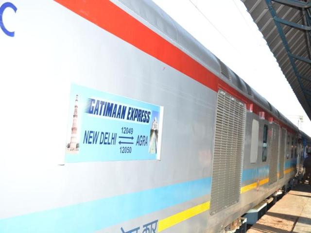 The new train is a nod to the future of rail travel in India, with each compartment featuring railway hosts and hostesses who greet passengers by presenting them with a rose bud. The train has hotspot entertainment options, besides bio-toilets, LED lights and micro-busters for providing good fragrance. The Railways have tied up with an IT firm called My Free TV, which provides free WiFi and offline video-on-demand services to passengers. The train’s compartments sport paintings depicting places of historical importance in Delhi and Agra. (HT Photo) 