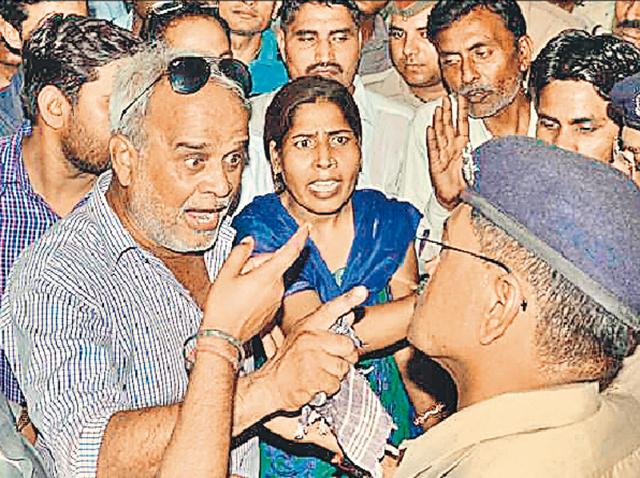 Close relatives of the Pilibhit fake enocunter convicts arguing with policemen outside the CBI court in Lucknow on Monday.(Muqid/HT Photo) Close relatives of the Pilibhit fake enocunter convicts arguing with policemen outside the CBI court in Lucknow on Monday.(Muqid/HT Photo)