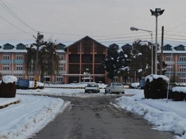 Policemen stand guard outside the NIT Srinagar campus.(ANI)