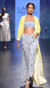 Bandeau: Show some skin this summer with bandeaus in different colours and fabrics. The multi-faceted bustier is apt for both Indian and western wear as shown by designers like Nishka Lulla, Shriya Som and Payal Singhal. Here, a model sports a printed bandeau at Nishka’s show. Bandeau: Show some skin this summer with bandeaus in different colours and fabrics. The multi-faceted bustier is apt for both Indian and western wear as shown by designers like Nishka Lulla, Shriya Som and Payal Singhal. Here, a model sports a printed bandeau at Nishka’s show.