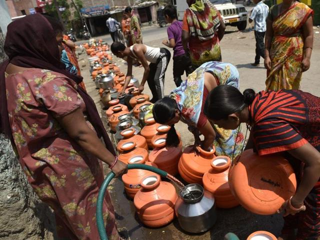 People gather to collect drinking water in Latur. (Arijit Sen/HT) People gather to collect drinking water in Latur. (Arijit Sen/HT)