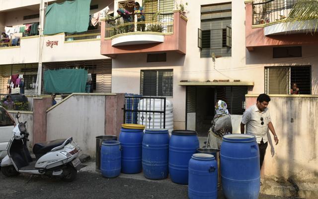 Residents line up drums as they wait for municipal tankers. (Arijit Sen/HT) Residents line up drums as they wait for municipal tankers. (Arijit Sen/HT)