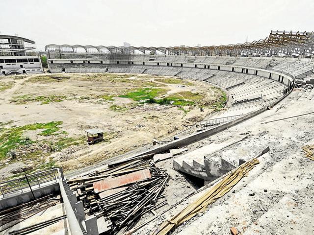 The Noida authority had set March deadline to finish construction of the stadium, but has now extended it to July.(Burhaan Kinu /HT Photo) The Noida authority had set March deadline to finish construction of the stadium, but has now extended it to July.(Burhaan Kinu /HT Photo)