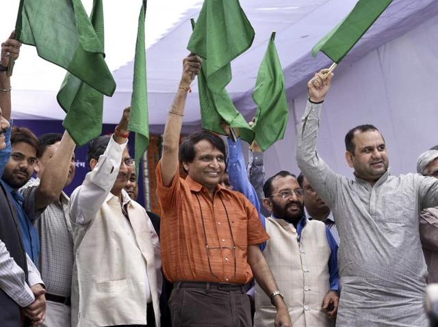 And finally the Union railway minister Suresh Prabhu flagged off the Gatimaan Express. The train will cover the 200-km distance between Delhi and Agra in 100 minutes. (Arun Sharma / HT Photo)