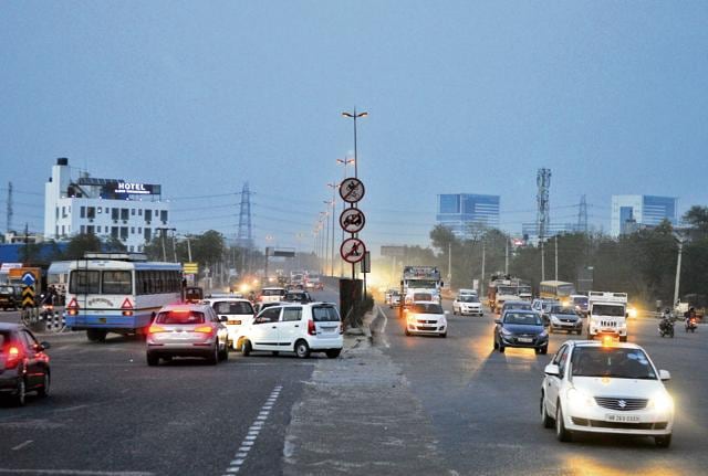 One of the trouble spots at the Kherki Daula plaza is the U-turn for Gurgaon-bound traffic, as it is the only point for crossing the highway till Rajiv Chowk.(Abhinav Saha/ HT Photo) One of the trouble spots at the Kherki Daula plaza is the U-turn for Gurgaon-bound traffic, as it is the only point for crossing the highway till Rajiv Chowk.(Abhinav Saha/ HT Photo)