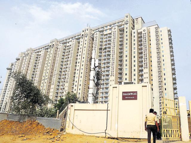 Valuables and cash worth crores were stolen from an apartment in the upscale DLF Magnolias on Saturday. (Parveen Kumar/HT Photo) Valuables and cash worth crores were stolen from an apartment in the upscale DLF Magnolias on Saturday. (Parveen Kumar/HT Photo)