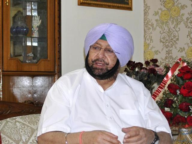 Punjab Congress chief Captain Amarinder Singh interacting with media persons in SAS Nagar on Tuesday.(Gurminder Singh/HT Photo)