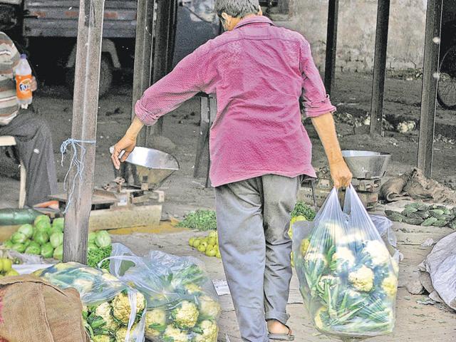 Among those who were challaned on Monday included include Gopal Sweets, Bengali Restaurant, Sheetal Dhaba and Easy Day. (Bharat Bhushan/HT Photo) Among those who were challaned on Monday included include Gopal Sweets, Bengali Restaurant, Sheetal Dhaba and Easy Day. (Bharat Bhushan/HT Photo)