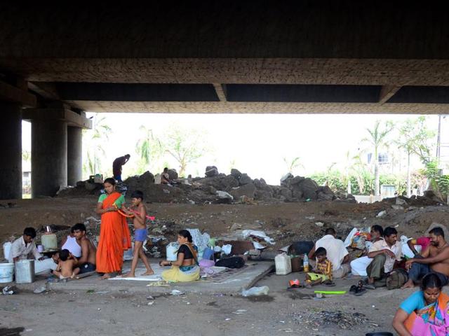 The migrants living under the Turbhe flyover, Navi Mumbai. (Bachchan Kumar) The migrants living under the Turbhe flyover, Navi Mumbai. (Bachchan Kumar)