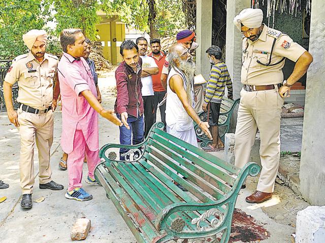 As per the CCTV footages installed at the crematorium, both were seen smoking together at 12.24 am and at 12.32 am, the accused hit on Krishan’s head after exchanging heated arguments with him. (Pardeep Pandit/HT Photo) As per the CCTV footages installed at the crematorium, both were seen smoking together at 12.24 am and at 12.32 am, the accused hit on Krishan’s head after exchanging heated arguments with him. (Pardeep Pandit/HT Photo)