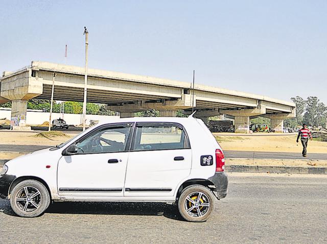 The incomplete flyover at PAP chowk in Jalandhar. (Pardeep Pandit/HT Photo) The incomplete flyover at PAP chowk in Jalandhar. (Pardeep Pandit/HT Photo)