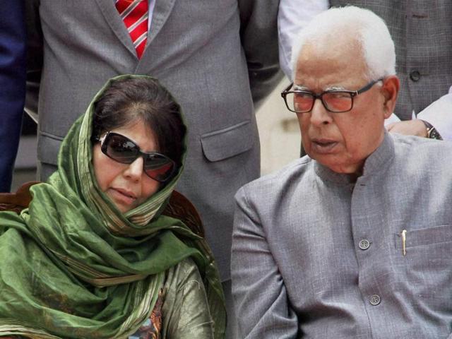 Jammu and Kashmir governor NN Vohra and CM Mehbooba Mufti poses for a group photo with a her cabinet at Raj Bhawan in Jammu on Monday.(PTI)