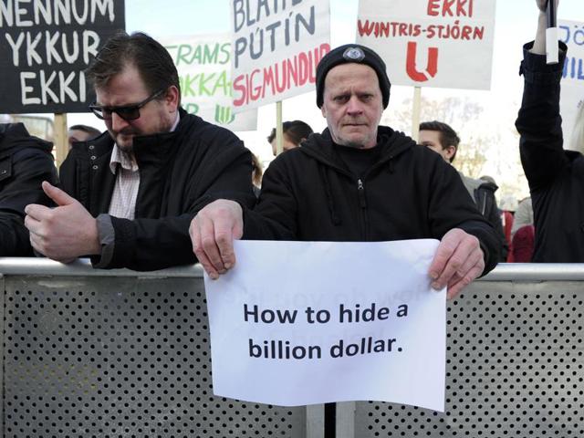 People demonstrate against Iceland's Prime Minister Sigmundur Gunnlaugsson in Reykjavik, Iceland. (Reuters Photo) People demonstrate against Iceland's Prime Minister Sigmundur Gunnlaugsson in Reykjavik, Iceland. (Reuters Photo)