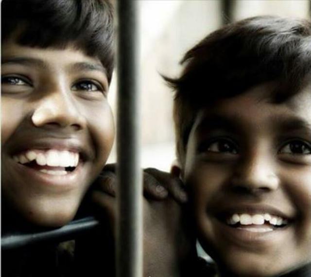Kaaka Muttai’s humour camouflages the pain of children from slums and the brutality of class distinction. (KaakkaaMuttai/Facebook)