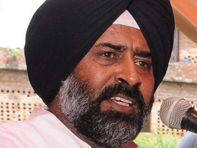 Shiromani Akali Dal MLA and former Indian hockey captain Pargat Singh was assaulted in the inner market of Sector 9, Chandigarh.(HT File Photo)
