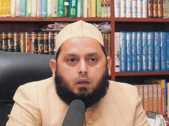Maulana Khalid Rasheed Farangimahli, Imam-e-Eidgah and noted Islamic scholar posed this question for saffron outfits (without naming them) amid the raging Bharat Mata slogan controversy.(Photo: Twitter) Maulana Khalid Rasheed Farangimahli, Imam-e-Eidgah and noted Islamic scholar posed this question for saffron outfits (without naming them) amid the raging Bharat Mata slogan controversy.(Photo: Twitter)