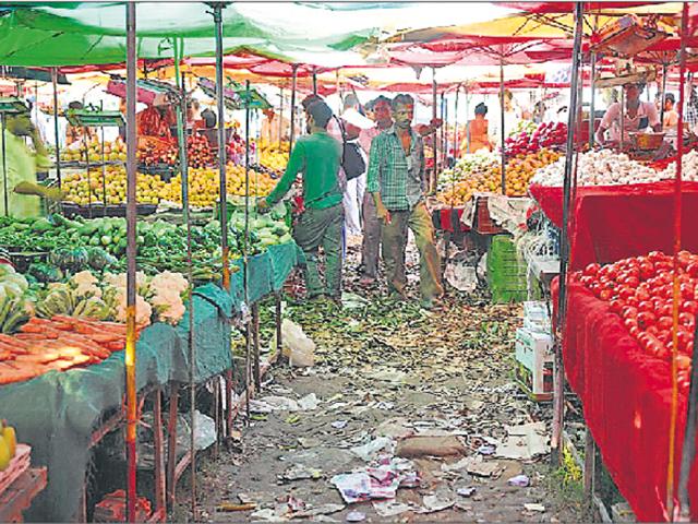 During a visit to these mandis by HT, it was found that poly bags are still used by the vendors. Mobile toilets are conspicuous by their absence and no checks on overcharging and traffic chaos are the order of the day near these markets. (HT Photo) During a visit to these mandis by HT, it was found that poly bags are still used by the vendors. Mobile toilets are conspicuous by their absence and no checks on overcharging and traffic chaos are the order of the day near these markets. (HT Photo)