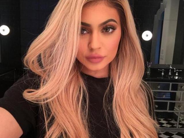 Kylie loves to change her hair colour frequently. She got her hair coloured teal which again sparked a crazy popular trend. (Instagram) 