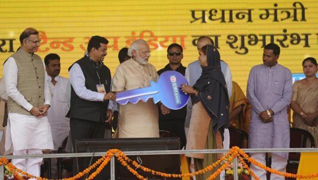 Prime Minister Modi hands over a symbolic key to a woman entrepeneur at the launch of the Stand Up India scheme (Hindustan Times) Prime Minister Modi hands over a symbolic key to a woman entrepeneur at the launch of the Stand Up India scheme (Hindustan Times)