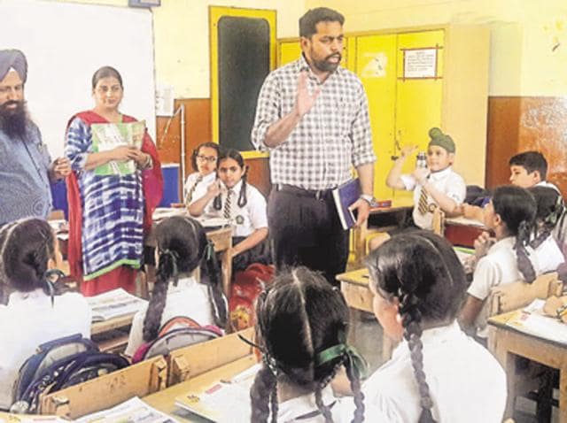 Officials talking to students at MGN Public School in Kapurthala on Tuesday.(HT Photo) Officials talking to students at MGN Public School in Kapurthala on Tuesday.(HT Photo)