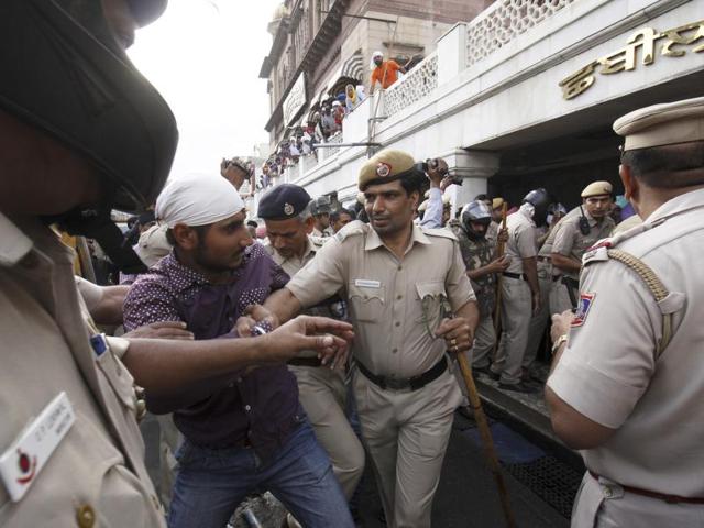 Policemen try to control the crowd outside Gurudwara Sis Ganj Sahib. (Sanchit Khanna/HT Photo) 