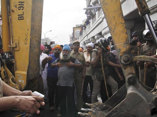 People react to the demolition of an illegal structure in Chandi Chowk area.  (Sanchit Khanna/HT Photo) 