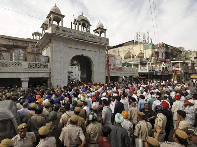People gather outside Gurudwara Sis Ganj Sahib.  (Sanchit Khanna/HT Photo) 