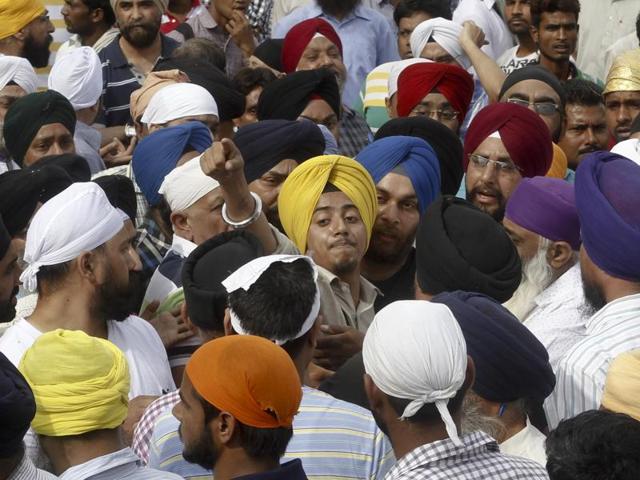 People protest the demolition of a portion of a Gurudwara at Chandani Chowk. (Sanchit Khanna/HT Photo) 
