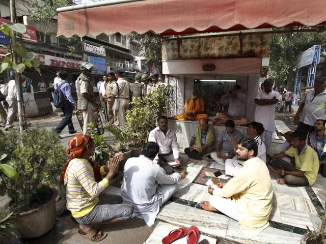 Priests offer prayers at a temple at Chandani Chowk.  (Sanchit Khanna/HT Photo) 