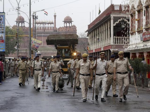 Policemen march towards the lanes of Chandni Chowk to initiate the anti-encroachment drive.  (Sanchit Khanna/HT Photo) 