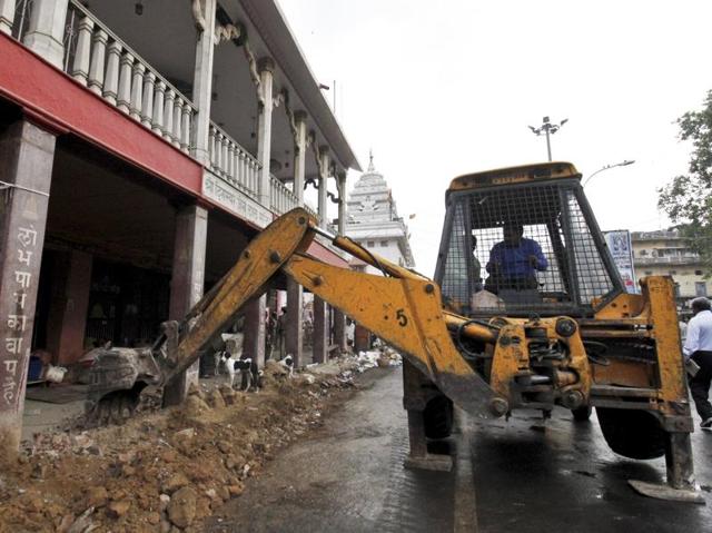 A crane removes an illegal structure at Chandani Chowk.  (Sanchit Khanna/HT Photo) 