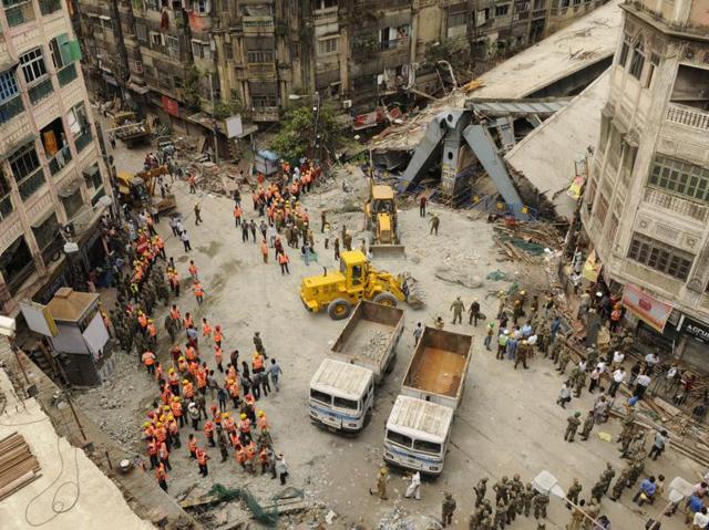 Chief minister Mamata Banerjee during a campaign rally for phase two elections scheduled on April 11 in West Bengal. The flyover collapse has put the ruling Trinamool Congress in the opposition’s cross hairs who blamed the state government for the accident.(Subhankar Chakraborty / Hindustan Times)