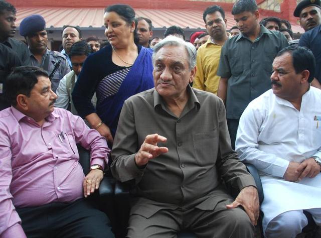 Vijay Bahuguna (C) told HT that he will file a defamation suit against Rawat if the latter did not apologise for his allegation that the BJP bribed him to win his support, within three days. (HT Photo) Vijay Bahuguna (C) told HT that he will file a defamation suit against Rawat if the latter did not apologise for his allegation that the BJP bribed him to win his support, within three days. (HT Photo)