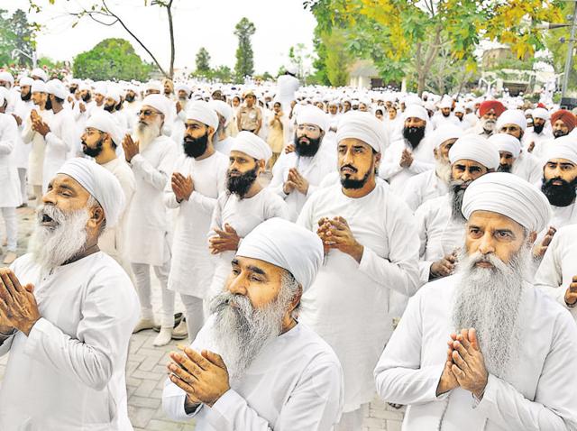 Followers paying last respects to Chand Kaur at the Namdhari sect headquarters, Bhaini Sahib, in Ludhiana on Tuesday.(Sikander Singh Chopra/HT)