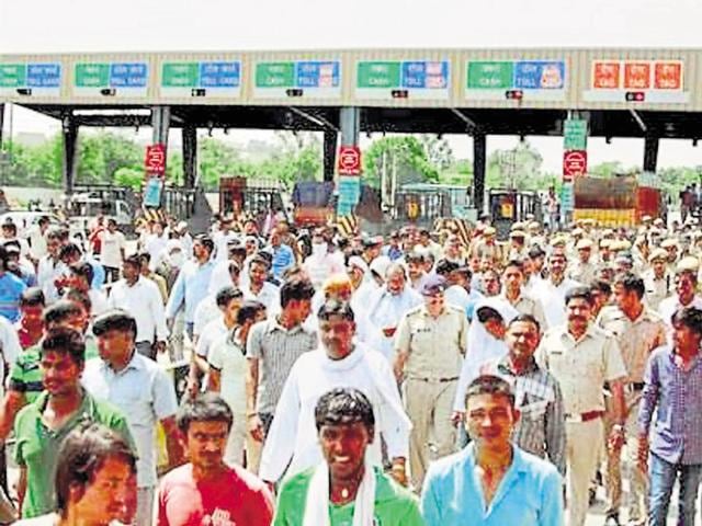 Locals said the toll plaza is not the only problem. The Delhi-Gurgaon Expressway divides the villages into two, making it difficult to go from one part to the other.(Abhinav Saha/ HT Photo) Locals said the toll plaza is not the only problem. The Delhi-Gurgaon Expressway divides the villages into two, making it difficult to go from one part to the other.(Abhinav Saha/ HT Photo)