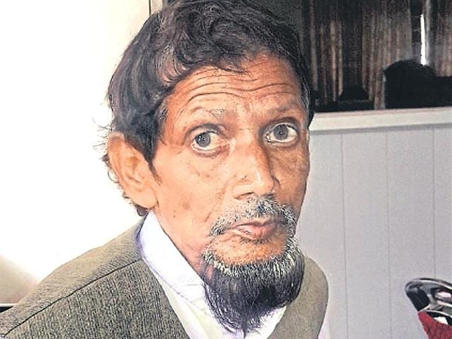 Abdul Hasan Ansari, 62, started teaching at Dr Ram Manohar Lohia High School at Medanda village in Burmu block of Ranchi district in 2002 after knowing about shortage of teachers. (HT Photo) Abdul Hasan Ansari, 62, started teaching at Dr Ram Manohar Lohia High School at Medanda village in Burmu block of Ranchi district in 2002 after knowing about shortage of teachers. (HT Photo)